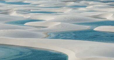 Lagoas sazonais entre dunas 2 Lagoas sazonais de águas cristalinas formadas entre as dunas brancas dos Lençóis Maranhenses sob céu azul