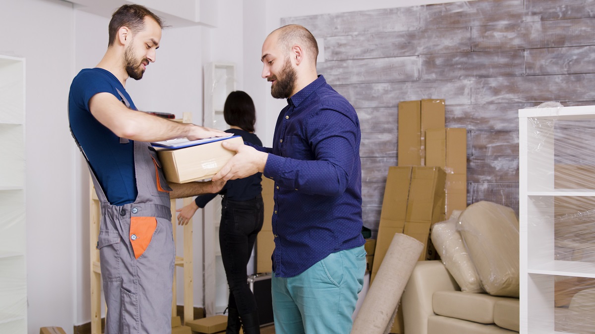 Empresa de mudanças com funcionários iniciando mudança com cliente