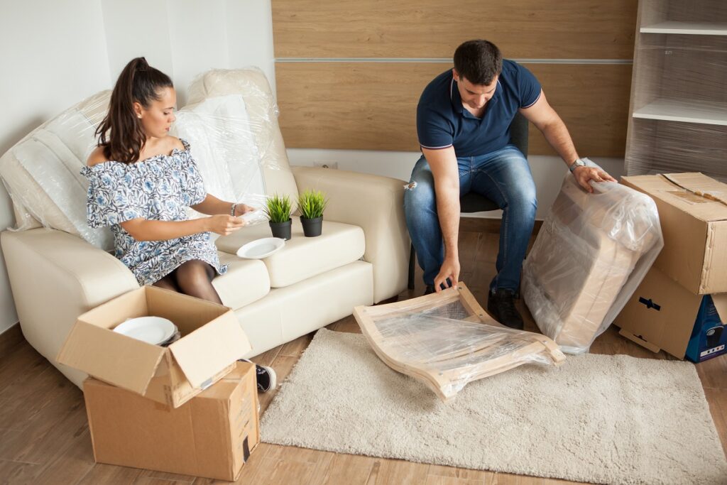 Jovem casal se mudando para sua casa nova
