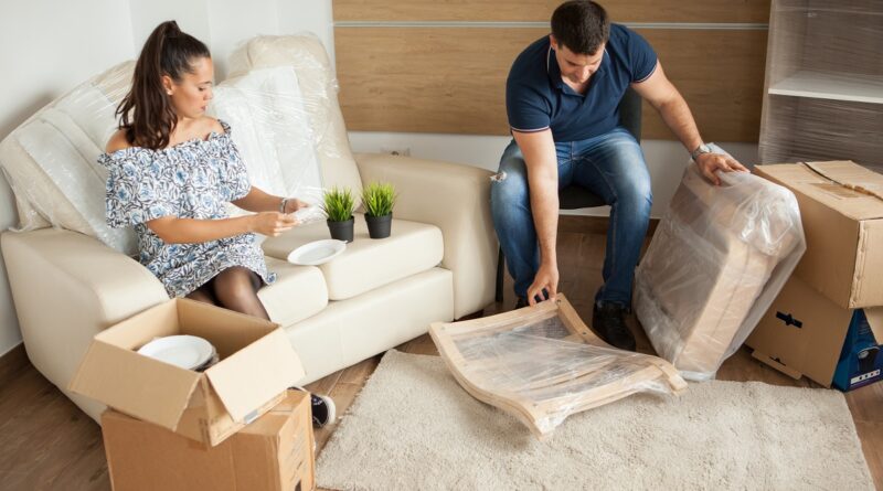 Jovem casal se mudando para sua casa nova