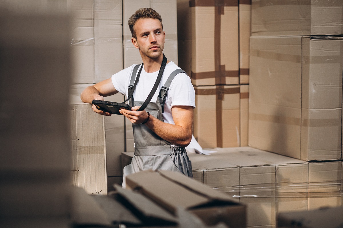 Funcionário de guarda-móveis da empresa de mudanças