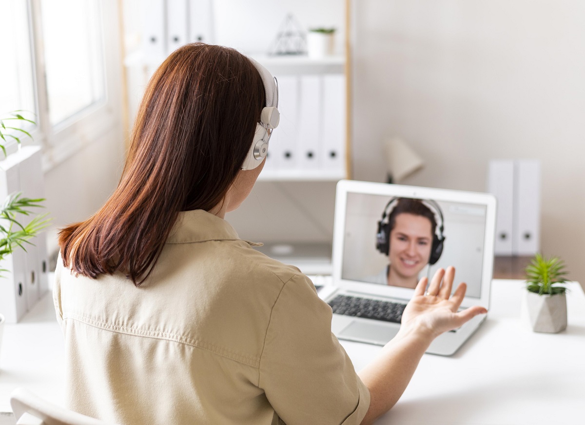 Mulher trabalhando com video-chamada no laptop
