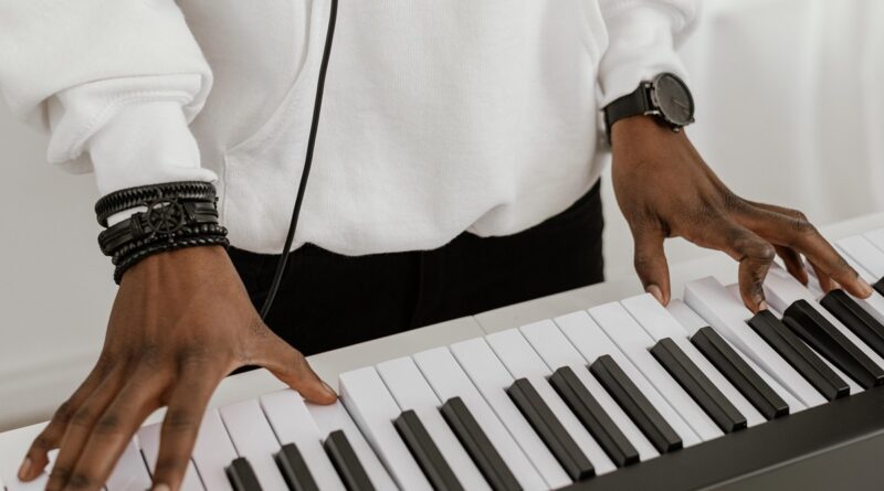 Alto ângulo de musico tocando teclado