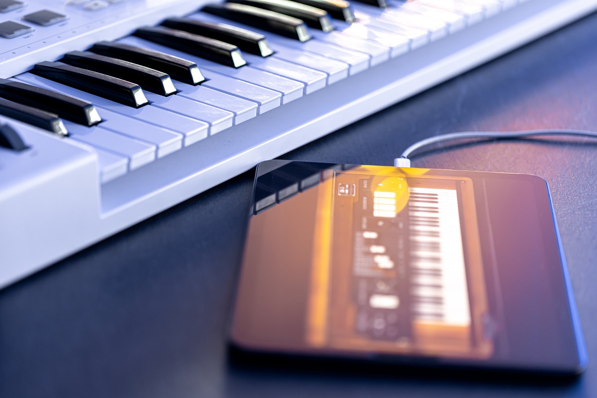 Chaves musicais e um tablet perto de um teclado