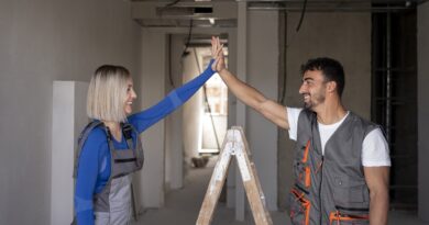 Casal em reforma de apartamento