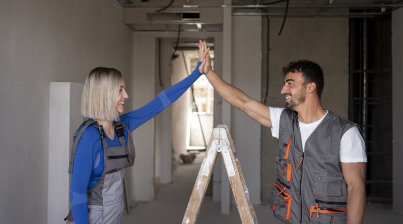 Casal em reforma de apartamento