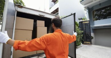Jovem colocando caixas de mudança