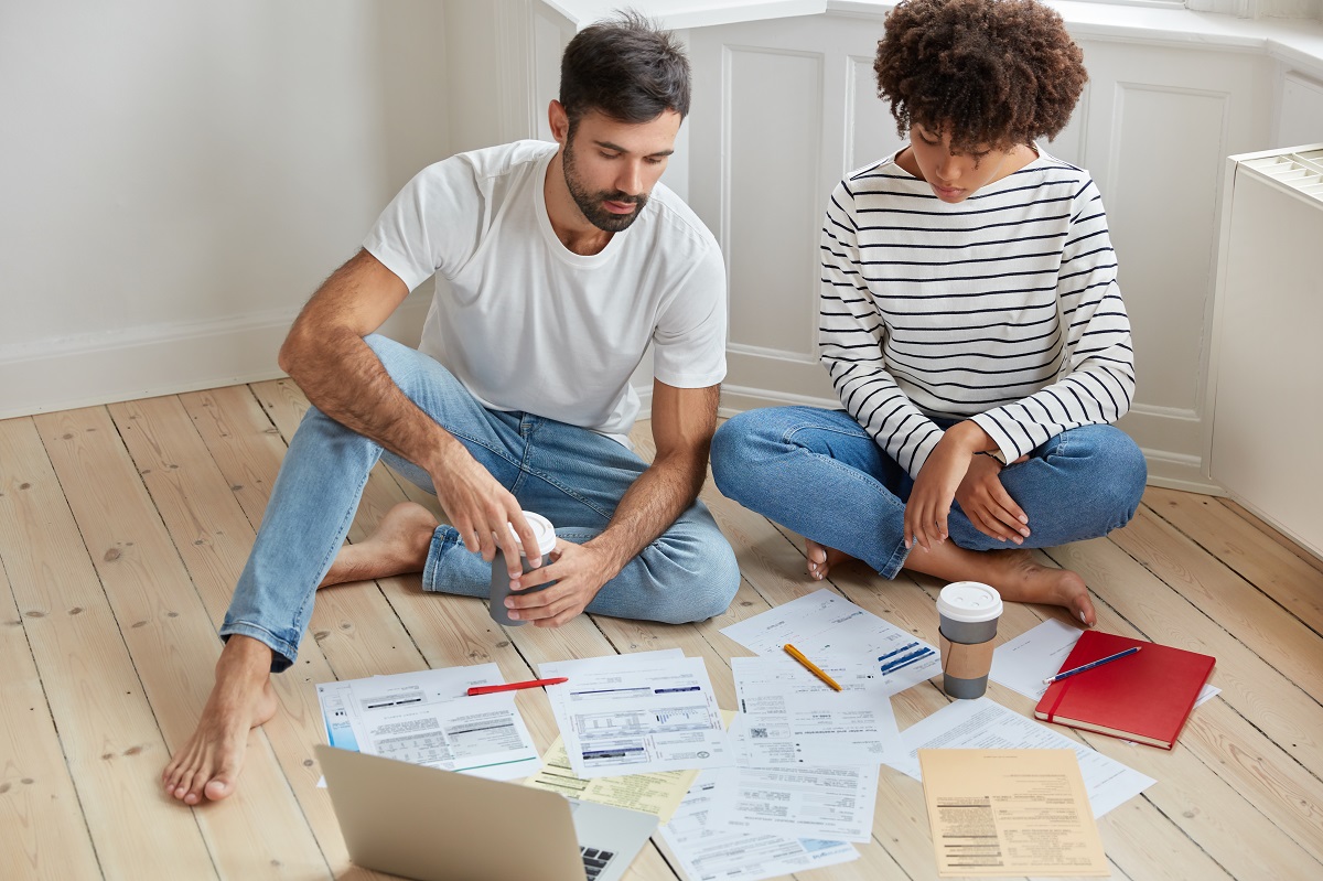 Jovens fazendo planejamento de reforma de apartamento