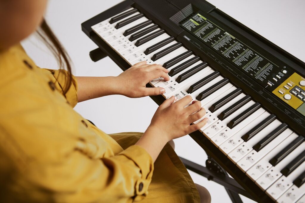 As melhores músicas para aprender em teclado no seu primeiro ano 1 Mãos de mulher tocando teclado