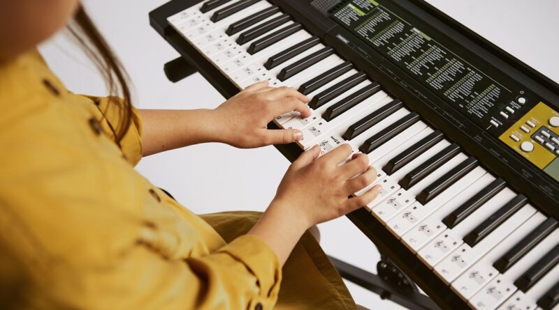 Mãos de mulher tocando teclado