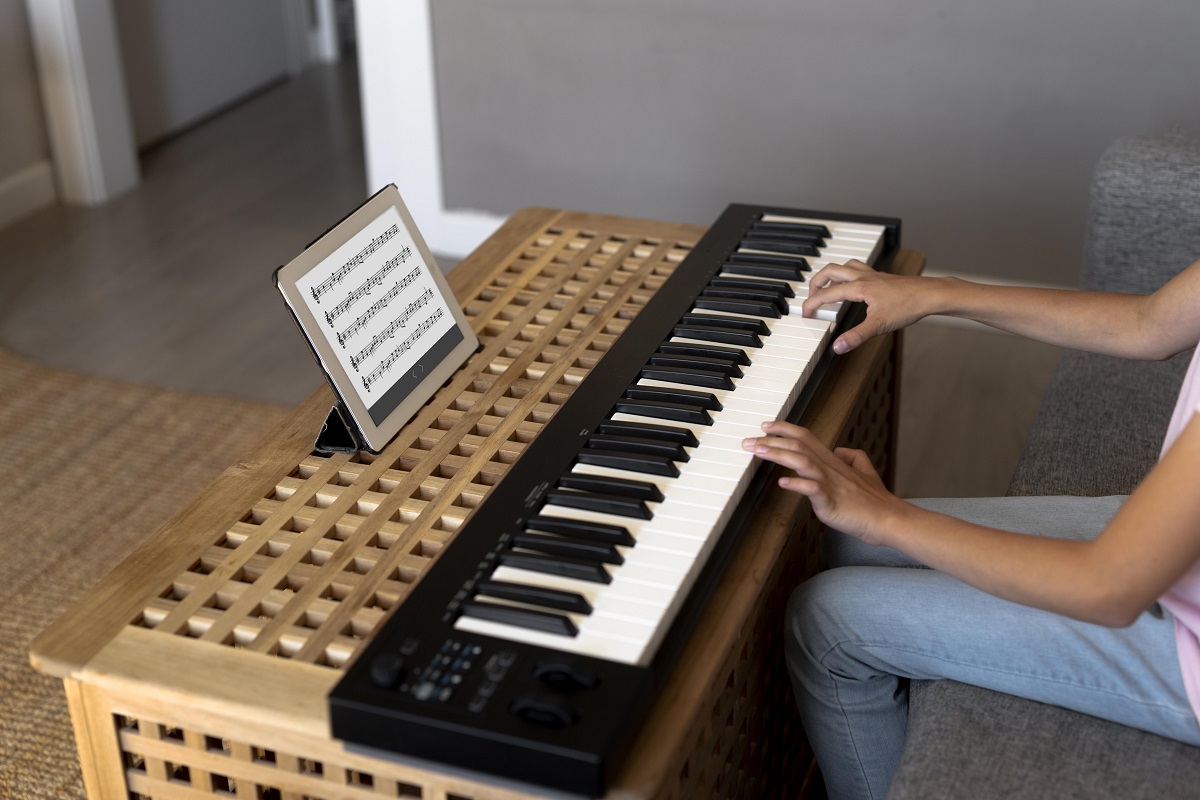Mulher aprendendo a tocar teclado em casa