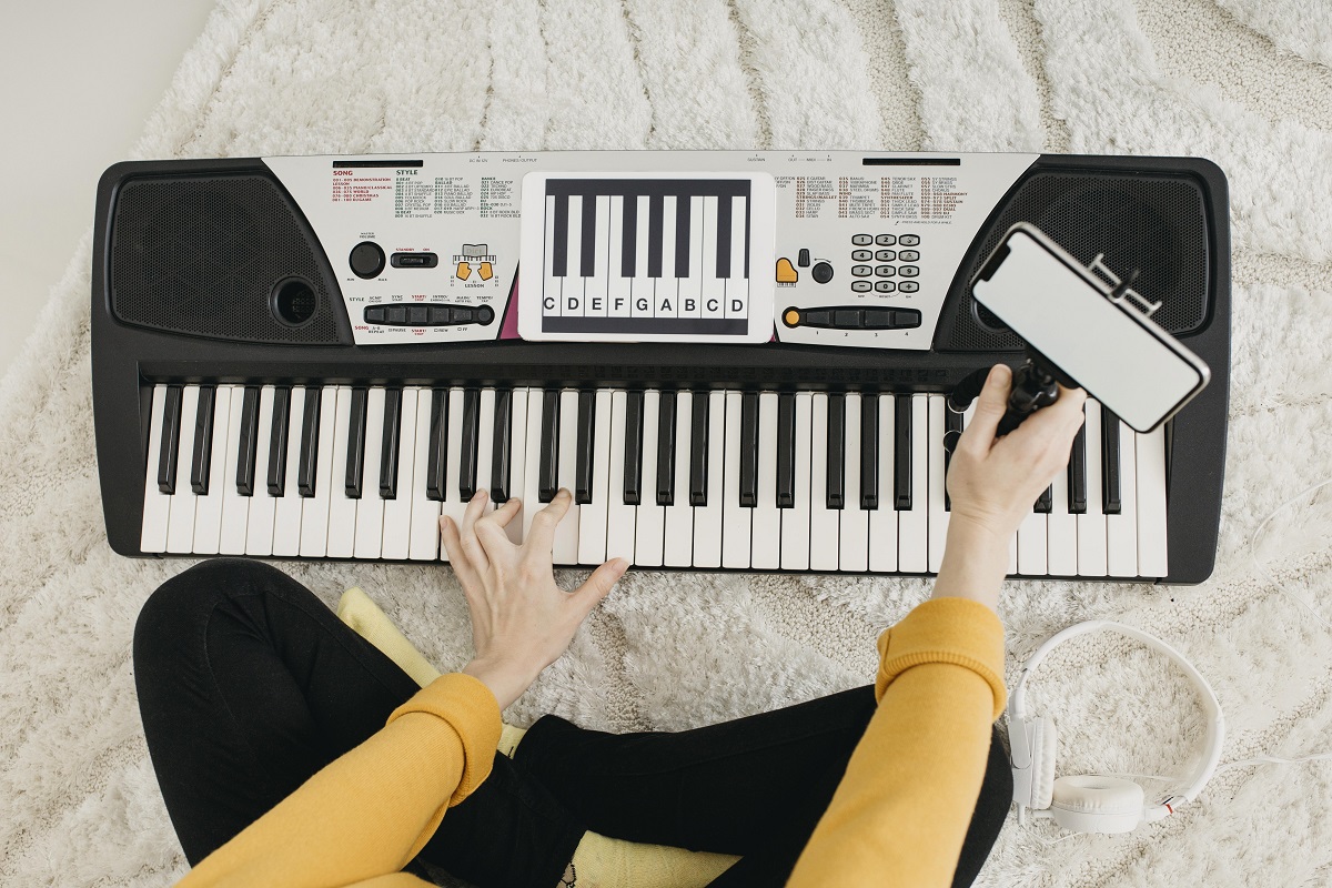 Mulher tocando teclado em casa