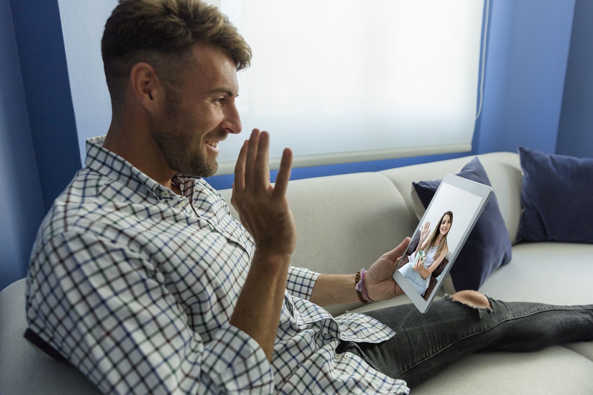 Homem em sua consulta online