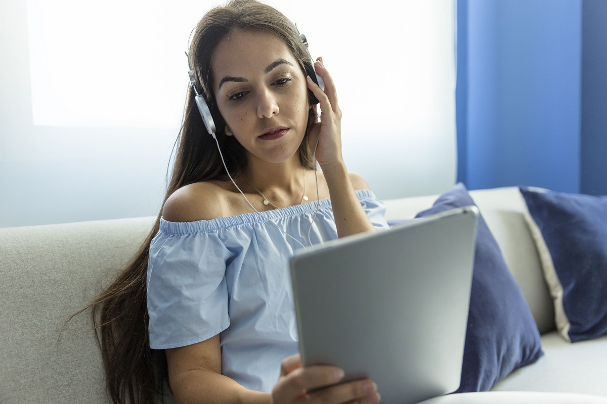 Mulher em sua consulta online